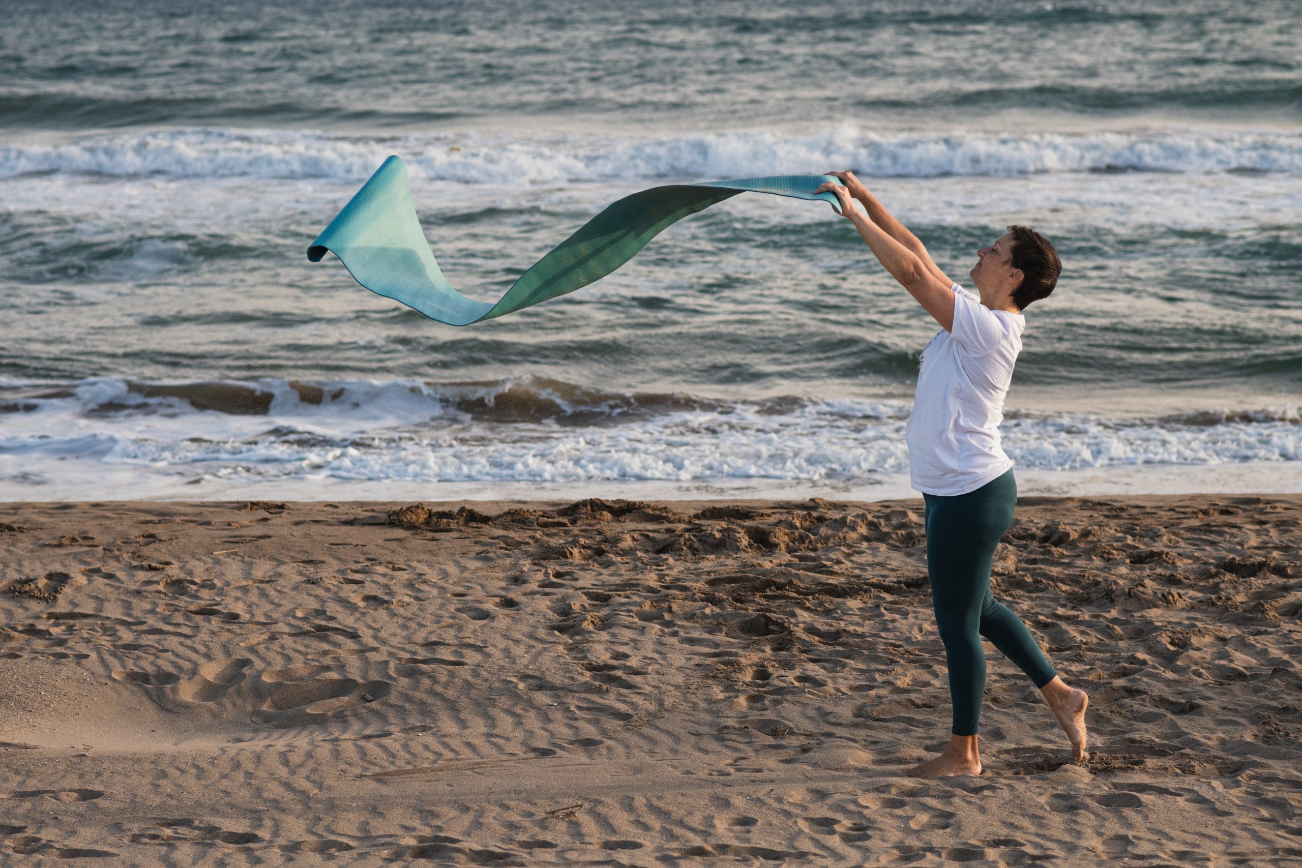 Yoga y movimiento libre en la playa de Barcelona